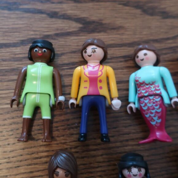 7 pcs Female Playmobile Figures - Picture 3 of 11